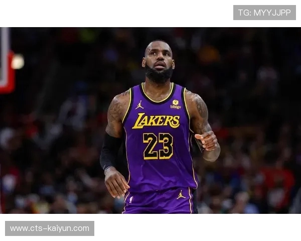 詹姆斯末节戴皇冠动作致敬生涯，赛后坦言专注每一回合