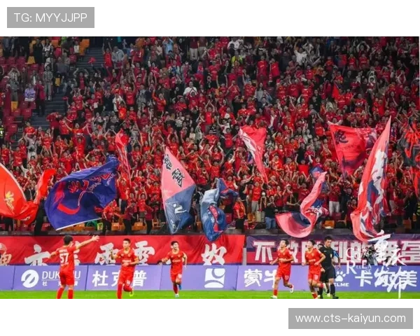 重庆龙兴足球场与铜梁龙体育场将交替承办主场比赛，满足球迷观赛需求