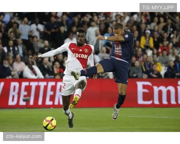 特写：伯恩利队长本·米带领年轻后防线进行加练