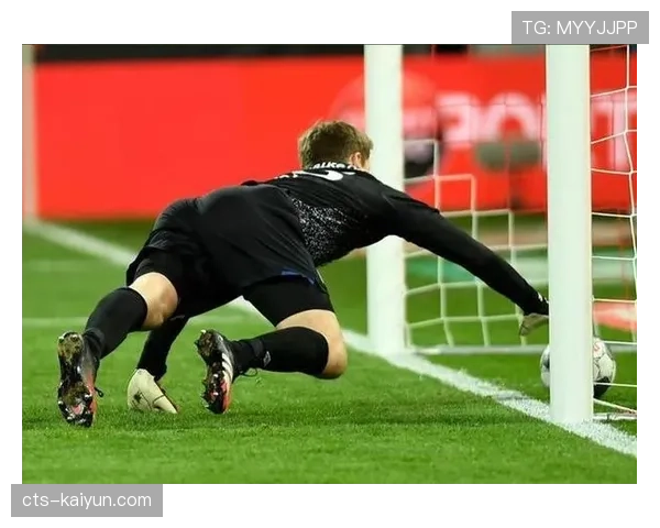 特写：诺伊尔失误丢球后，在门线前长时间低头不语